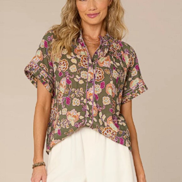 DEMOCRACY Women's SS Pleated Collar Printed Woven Top Size L In Olive Purple - Picture 1 of 8